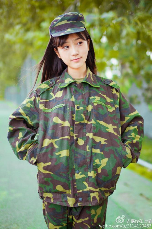 Vẻ đẹp trong sáng của nữ sinh mặc đồng phục quân sự