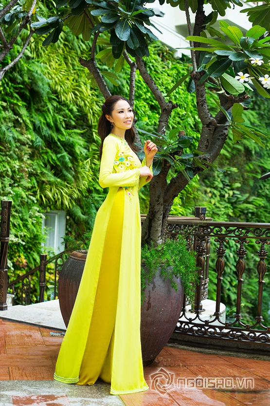 Diễn viên Xuân Nguyễn đẹp e ấp thuần Việt với tà áo dài