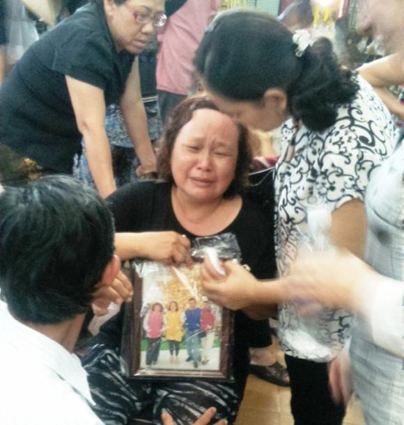 Người thân của các nạn nhân mang theo di ảnh, khóc ngất tại nhà tang lễ Nguyễn Tri Phương trước giờ tổ chức đám tang chiều 17/9.