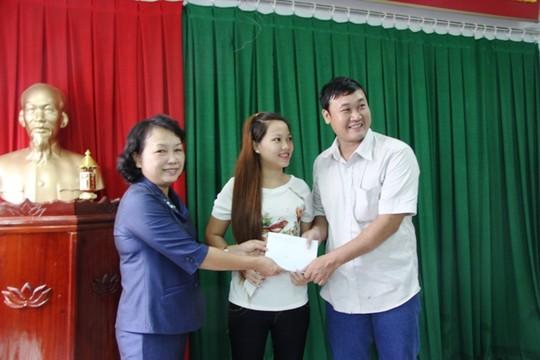 Bà Hoàng Lệ Chi, PCT UBND Thị xã Dĩ An trao 5 triệu đồng cho cặp vợ chồng tốt bụng