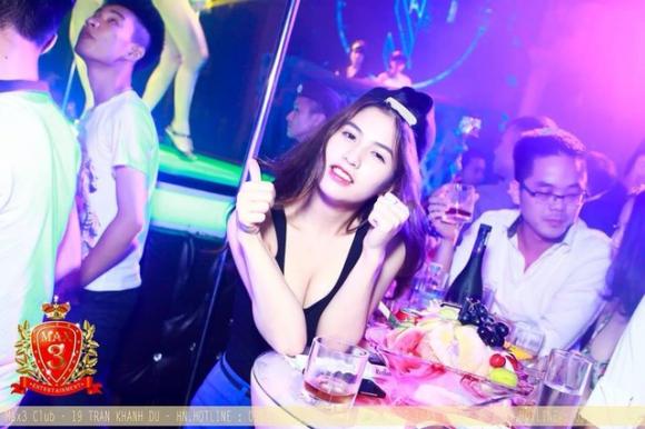Bạn gái Việt Anh gây chú ý với gương mặt xinh đẹp, làn da trắng hồng và phong cách thời trang trẻ trung, sành điệu. Cô thường diện những chiếc váy hoặc áo khoét sâu ngực để khoe được đường cong cơ thể.