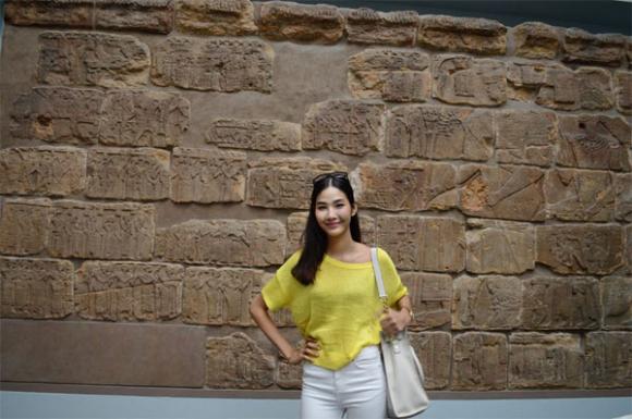 Hoàng Thùy nổi bật với street style sành điệu ở London Hoàng Thùy nổi bật với street style sành điệu ở London