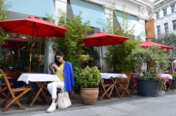 Hoàng Thùy nổi bật với street style sành điệu ở London Hoàng Thùy nổi bật với street style sành điệu ở London