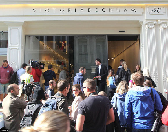Người mến mộ hoá nấp đến cửa quán thời trang của Victoria Beckham.