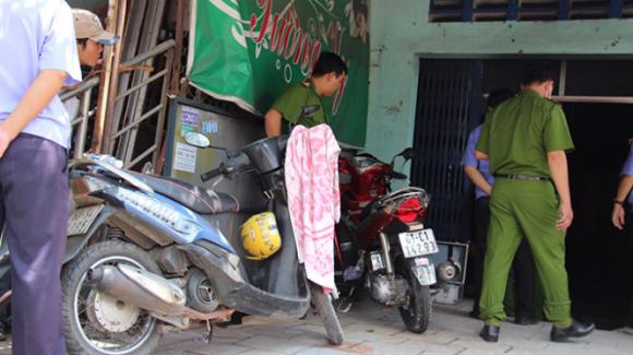 Xe máy (màu đỏ) của nạn nhân Trần Văn Cơ - Ảnh: Bá Sơn