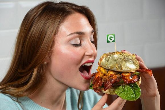 Chiêm ngưỡng món bánh hamburger đắt nhất thế giới trị giá gần 38 triệu 