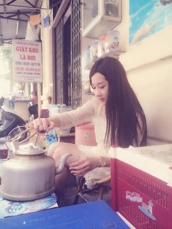 Hot girl bán trà đá gây sốt ở Hà Nội