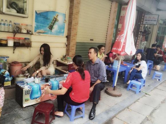 Hot girl bán trà đá gây sốt ở Hà Nội