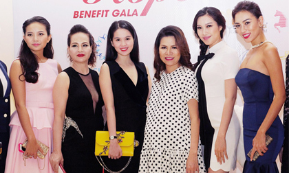Hoa hậu Bùi Thị Hà lan tỏa niềm vui làm mẹ bằng hoạt động từ thiện 