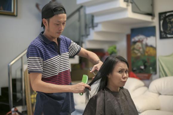Hoài Linh cắt tóc cho vợ