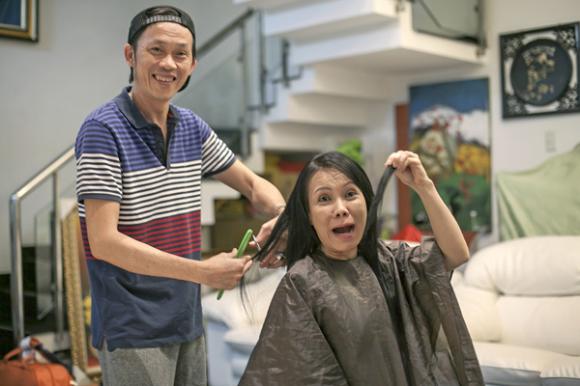 Hoài Linh cắt tóc cho vợ