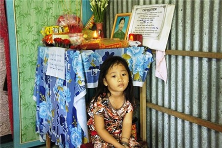 Bé Huyền thẫn thờ ngồi “chờ mẹ về” tại nhà ở ấp Kinh Đào, xã Phú Thuận, huyện Thoại Sơn.