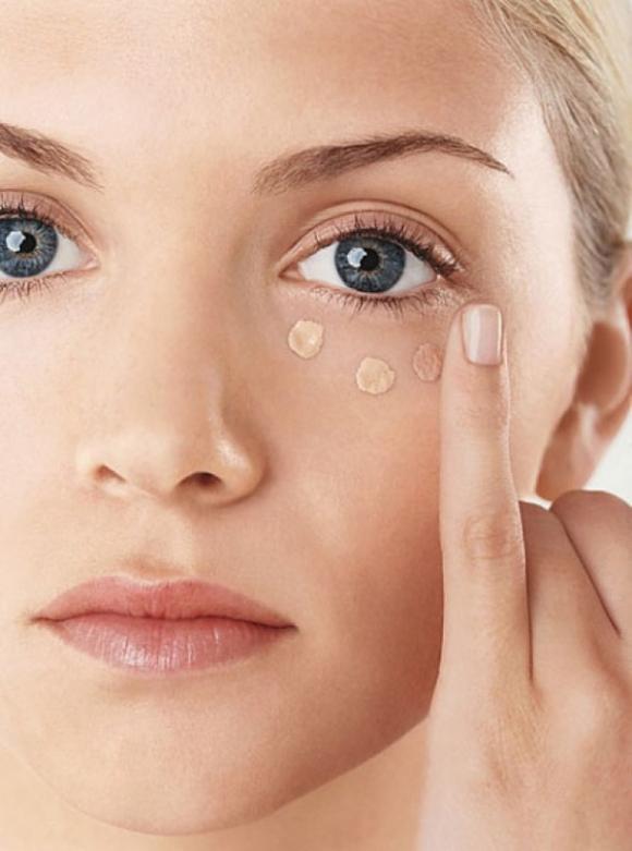 Giúp bạn trang điểm đôi mắt mệt mỏi