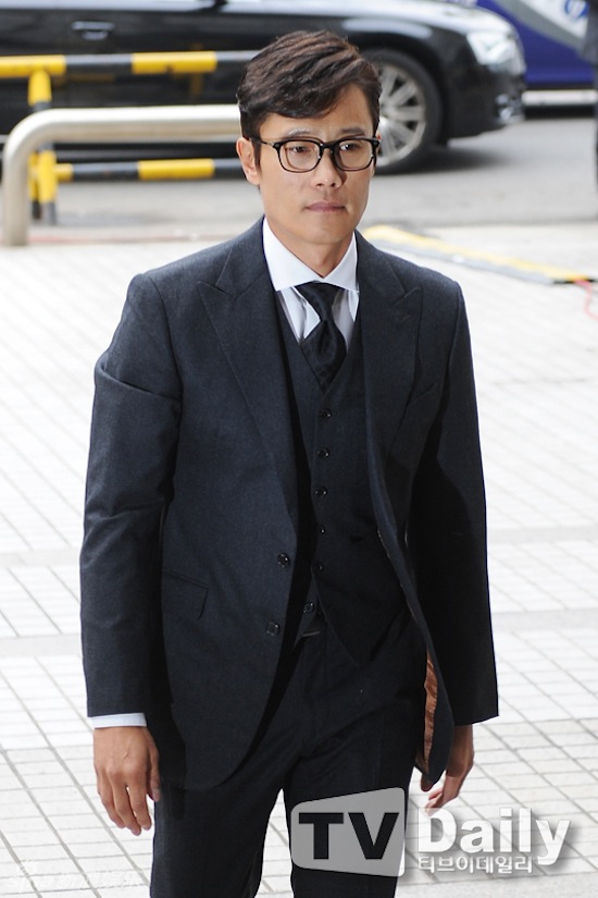 Lee Byung Hun buồn bã ra tòa làm nhân chứng vụ tống tiền
