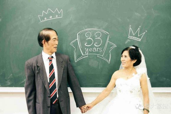 Đôi giáo già chụp ảnh cưới lãng mạn trong trường học