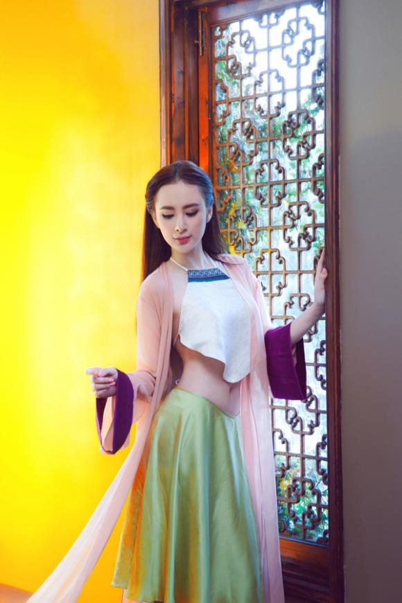 Angela Phương Trinh 'hóa' mỹ nhân cổ trang hờ hững khoe eo thon