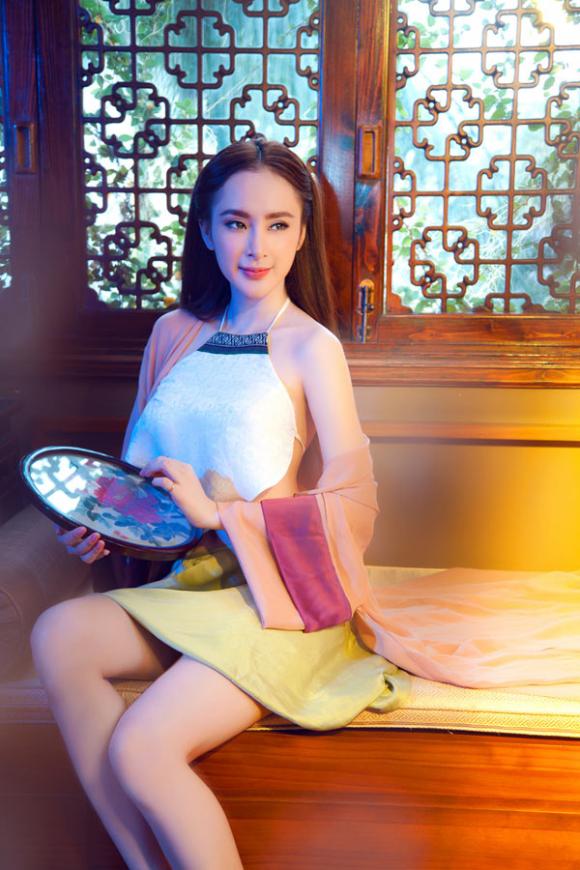 Angela Phương Trinh 'hóa' mỹ nhân cổ trang hờ hững khoe eo thon