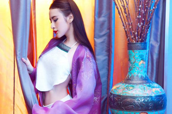 Angela Phương Trinh 'hóa' mỹ nhân cổ trang hờ hững khoe eo thon