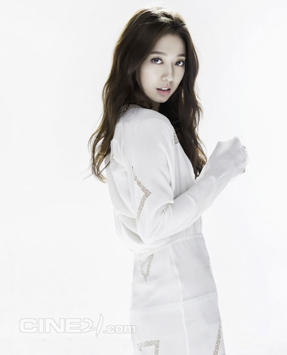 Park Shin Hye xinh đẹp và trẻ trung trên tạp chí Cine21