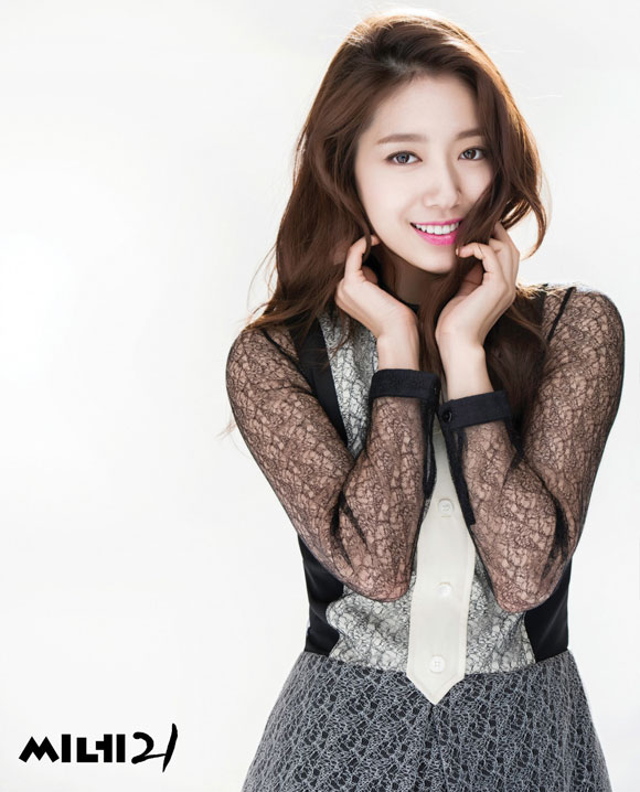 Park Shin Hye xinh đẹp và trẻ trung trên tạp chí Cine21