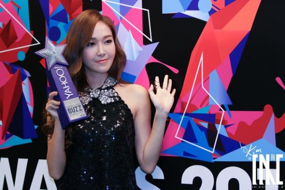 Rời SNSD Jessica một mình ăm giải Nghệ sĩ Hàn được tìm kiếm nhiều nhất năm