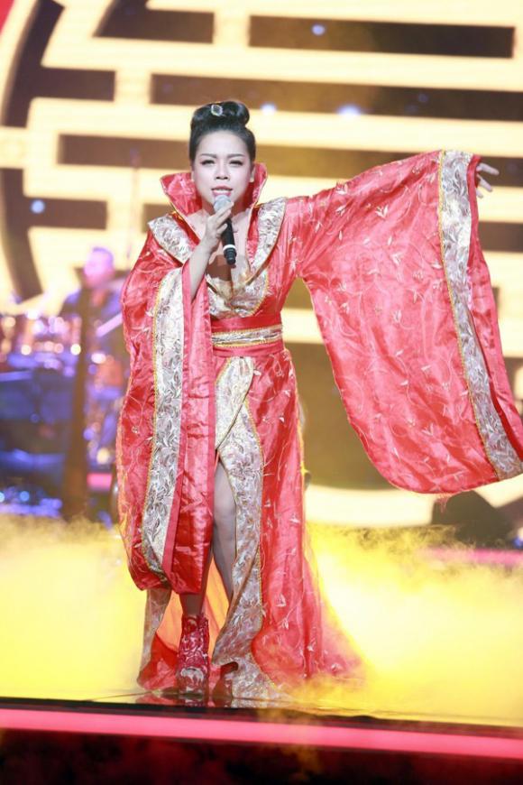 Những trang phục biểu diễn gây xôn xao của sao Việt năm 2014
