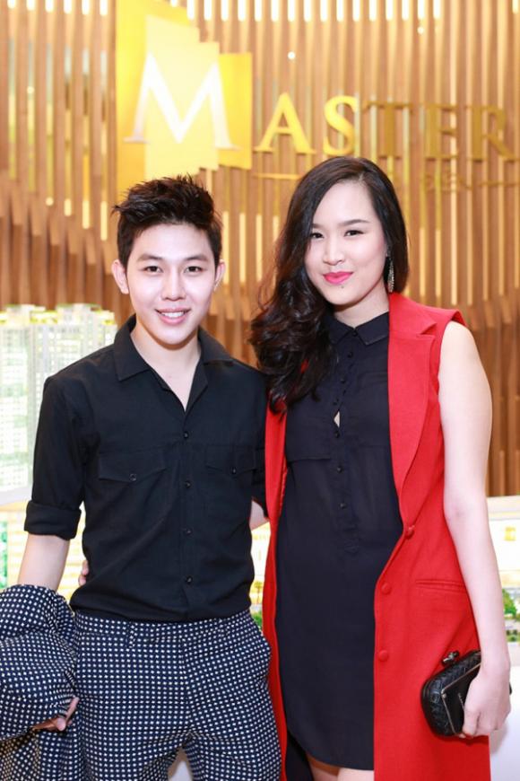 Hương Giang Idol bẽn lẽn khi bạn trai hôn