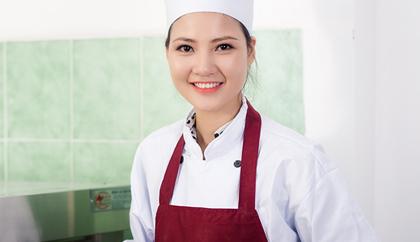 Hoa hậu Trần Thị Quỳnh bỏ showbiz đi làm thợ bánh mì