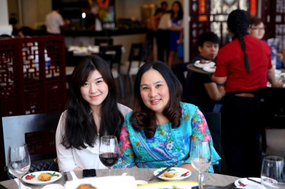 Mẹ và em gái dự sinh nhật của Wanbi Tuấn Anh 