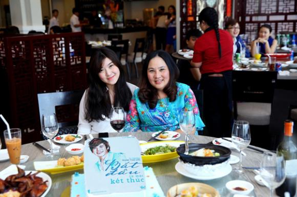 Mẹ và em gái dự sinh nhật của Wanbi Tuấn Anh 
