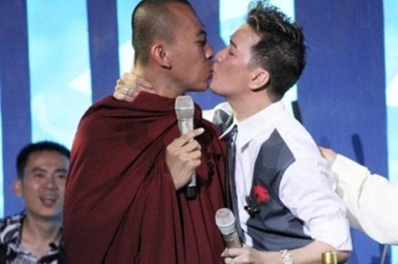 Những nụ hôn gây choáng nhất trên sân khấu Việt