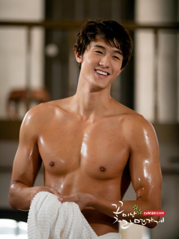Lộ “body” chuẩn của Lee Ki Woo 