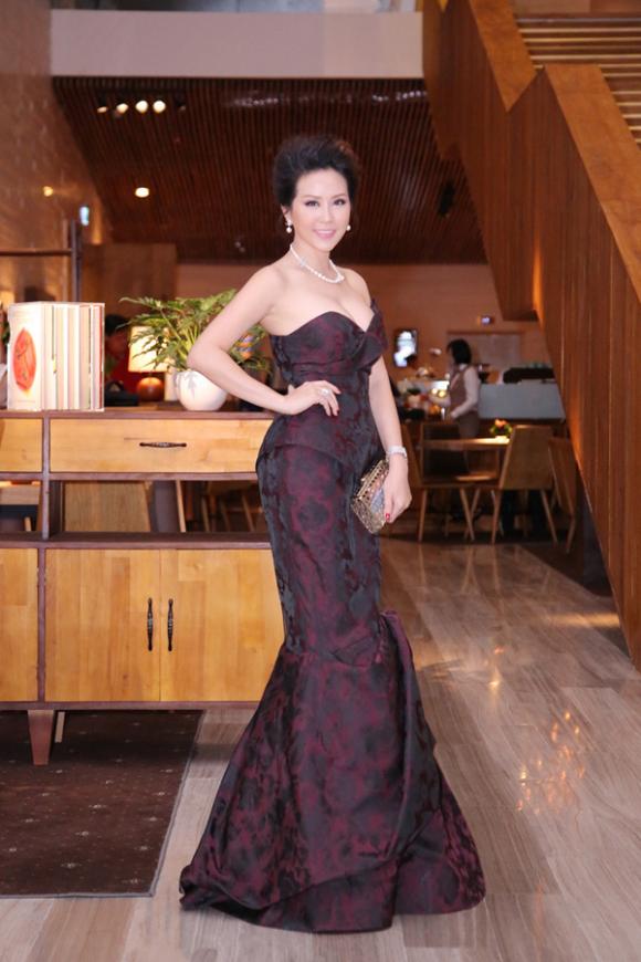 Hoa hậu Thu Hoài diện trang sức 7 tỷ dự tiệc