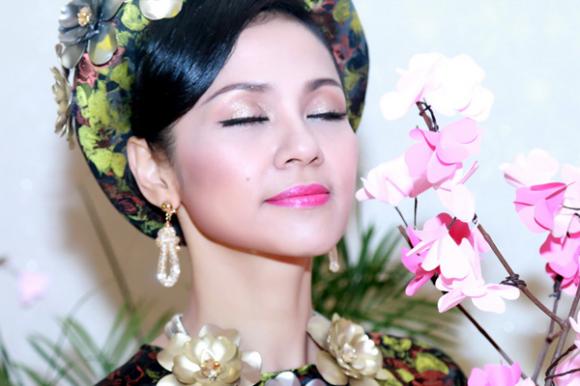 Cận cảnh vẻ đẹp không dao kéo của Việt Trinh
