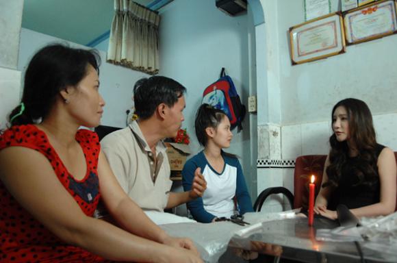 Hồ Quỳnh Hương tìm bé bán kẹo