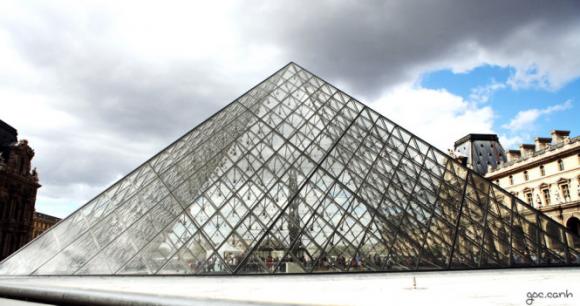 kim tự tháp Louvre