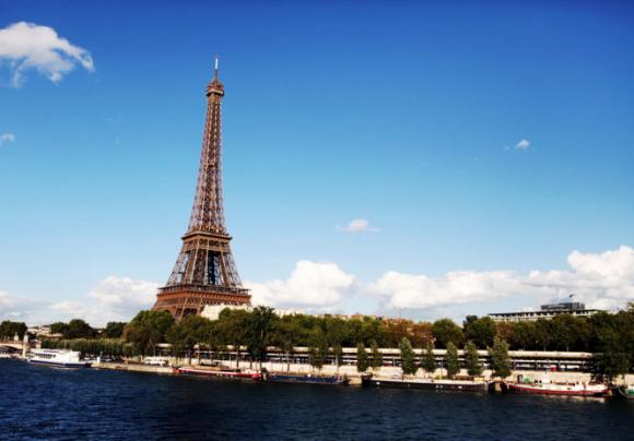 tháp Eiffel bên dòng sông Seine