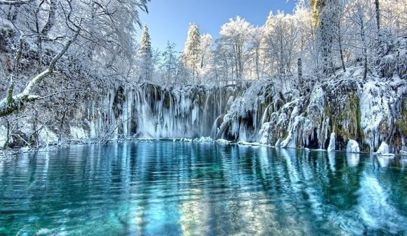 surreal-places-plitvice-lake-frozen.jpg 2