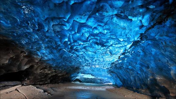 surreal-places-skaftafeli-cave-iceland.jpg 1