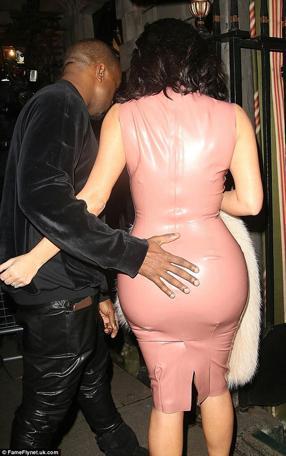 Kim Kardashian bị bục chỉ váy 3