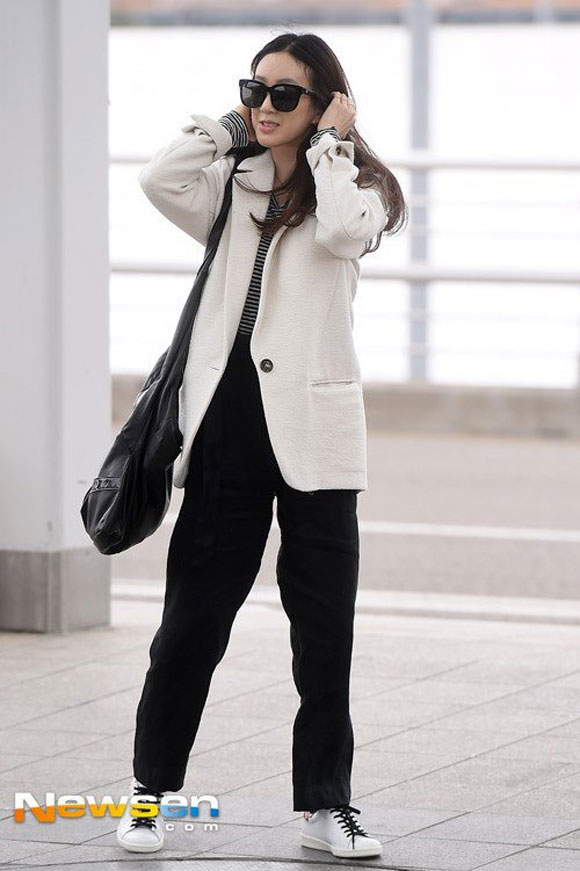 Jung Ryeo Won mặc nhăn nhúm tại sân bay 2