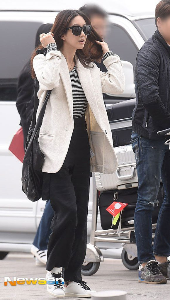 Jung Ryeo Won mặc nhăn nhúm tại sân bay 1