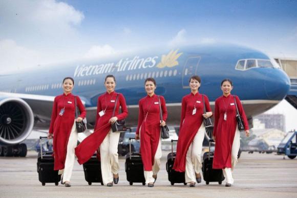 Những nữ tiếp viên hàng không xinh đẹp trong đồng phục cũ