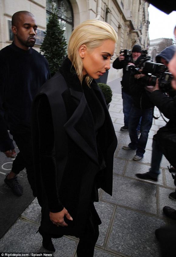 Kim Kardashian nhuộm tóc bạch kim như bạch phát ma nữ 1