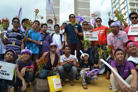 Chồng của mỹ nhân đẹp nhất Philippines đi giày cao gót chào mừng 8/3