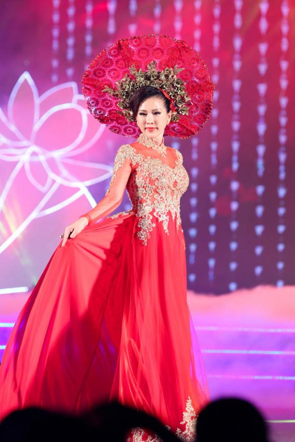 Hoa hậu Thu Hoài làm vedette 1