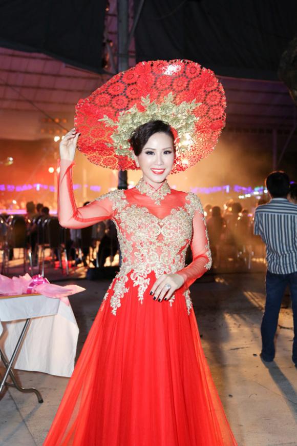 Hoa hậu Thu Hoài làm vedette 0