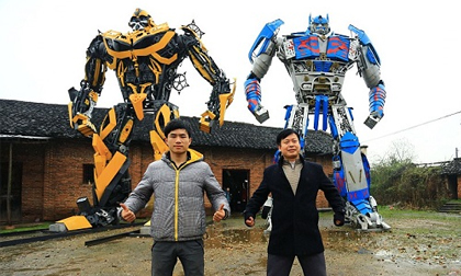 Hai cha con chế tạo robot khổng lồ nhờ hướng dẫn trên mạng