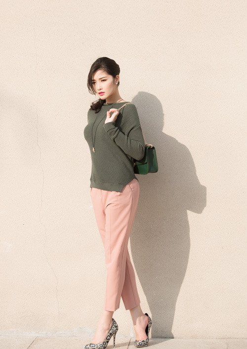 Hoa hậu Triệu Thị Hà khoe vẻ yêu kiều, sang chảnh trên phố 23