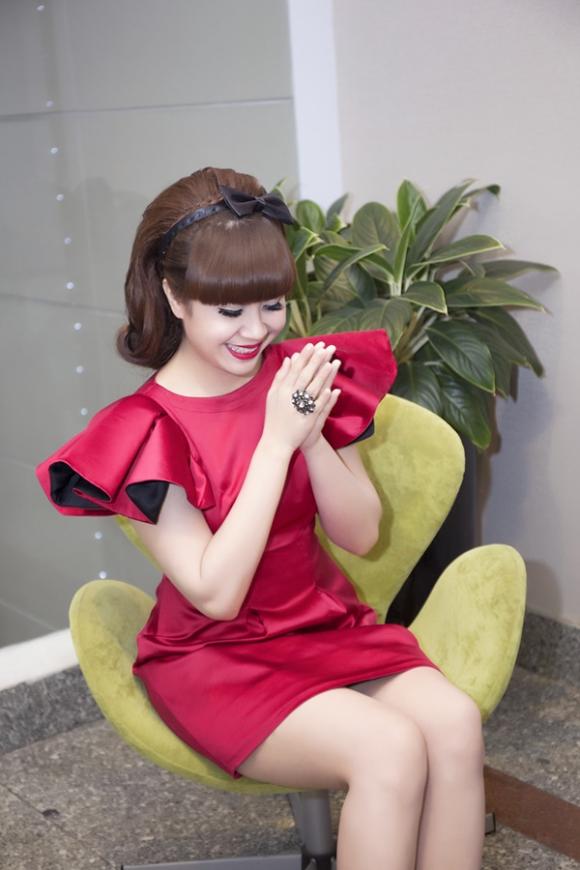 Lưu Thiên Hương diện váy đỏ rực khoe làn da trắng ngần 9